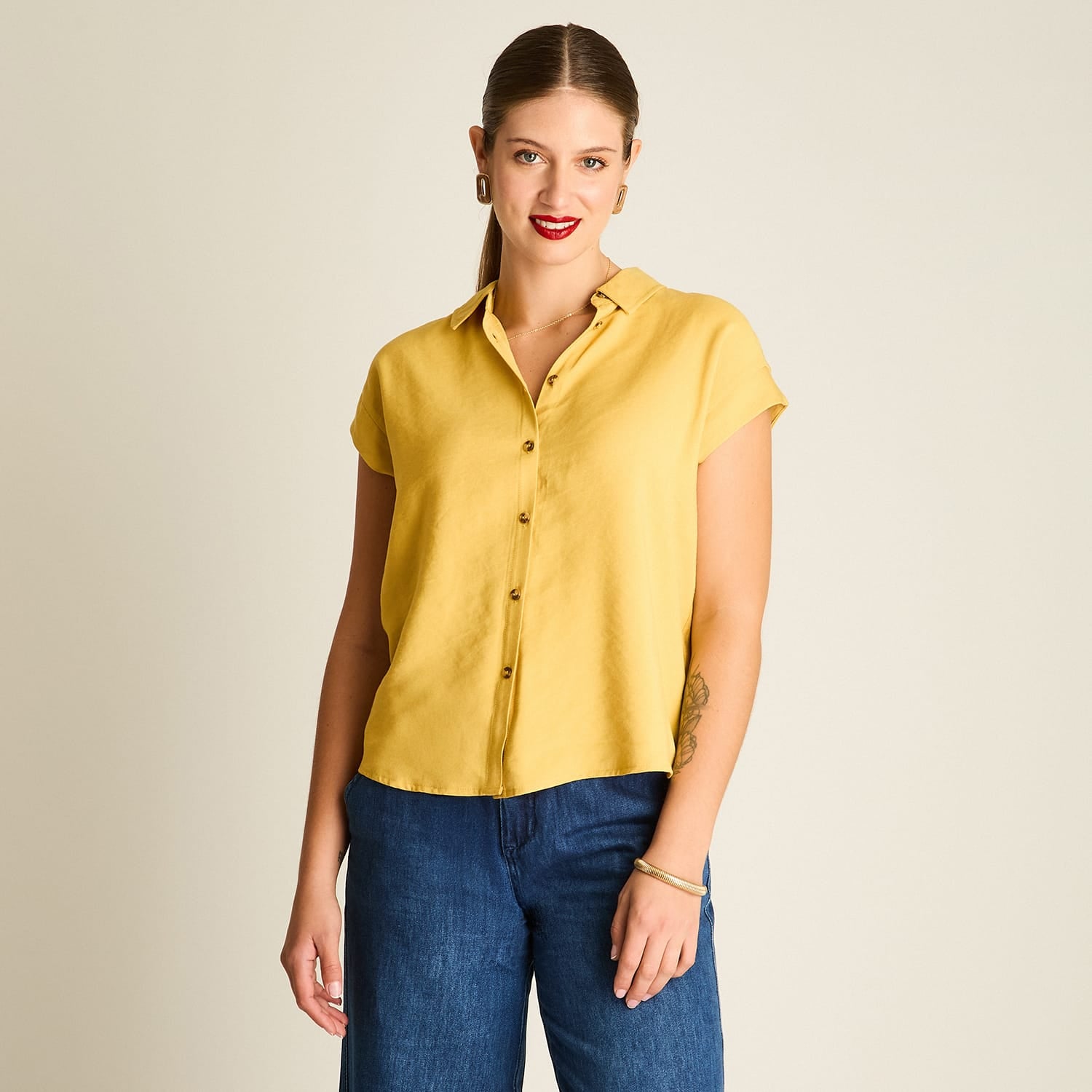 Blusa Mostaza Manga Corta Elasticidad Nula Sin Forro Calce Normal Tela Plano